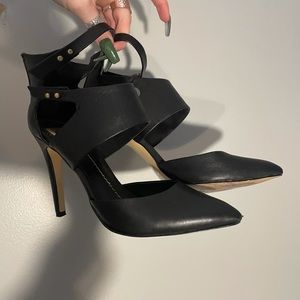 black strapped heels🖤